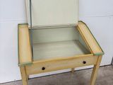 une petite table en bois sur laquelle se trouve un miroir
