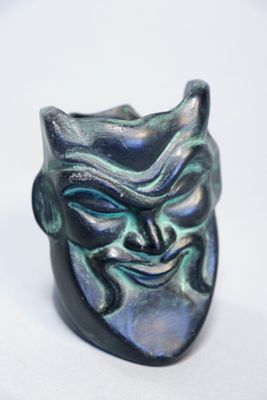 une image représentant un masque en céramique sur un fond blanc