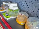 Plusieurs barquettes de nourriture sont posées sur une étagère dans un magasin.
