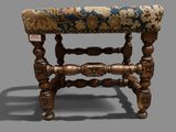 un petit tabouret en bois avec une assise rembourrée bleue et dorée