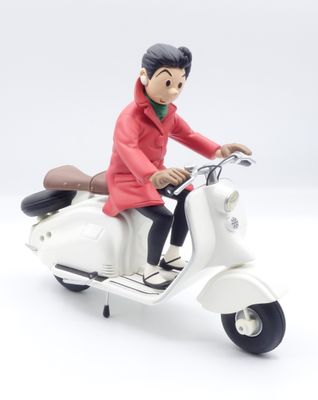 une figurine représentant un homme sur un scooter