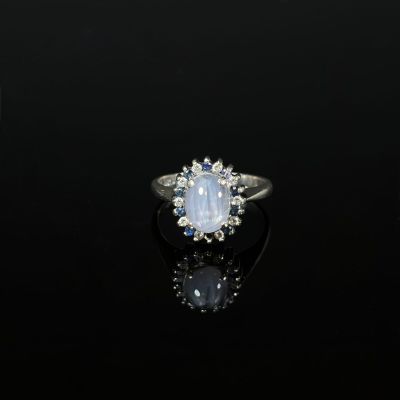 gros plan d'une bague en diamant sur une surface noire