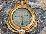 une horloge posée sur un tapis, à même le sol