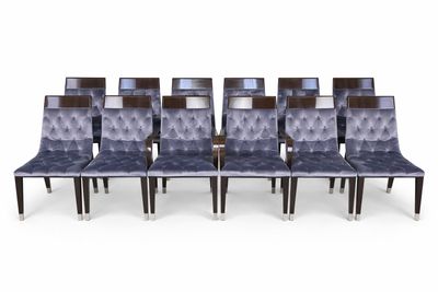 un ensemble de six chaises de salle à manger dont les assises sont recouvertes de velours bleu