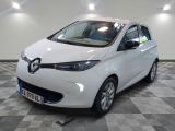 la photo d'une voiture blanche garée dans un garage
