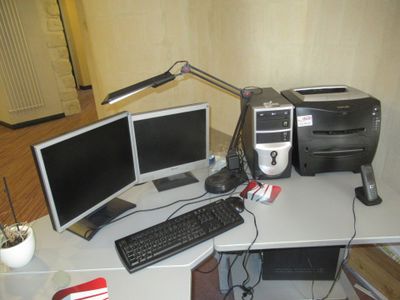 un bureau équipé d'un ordinateur et d'une imprimante