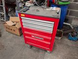 une boîte à outils rouge posée sur un chariot rouge