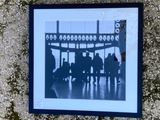 une photo d'un groupe de personnes assises sur un banc