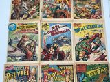 Il y a tout un tas de bandes dessinées sur une étagère dans une pièce