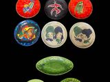 de nombreuses assiettes de différentes couleurs sur un fond noir