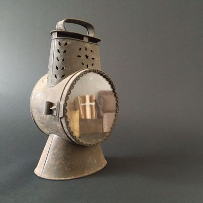 PROVENCE, début XIXe Lanterne en tôle A vue circulaire, port…