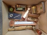 une boîte en carton remplie d'outils et d'une règle