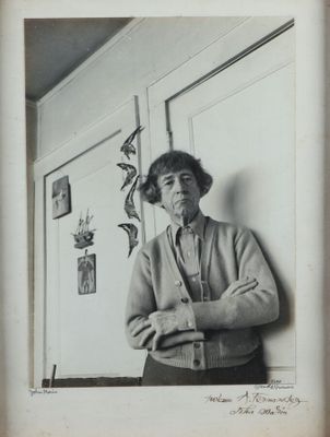 photographie en noir et blanc d'une femme adossée à un mur