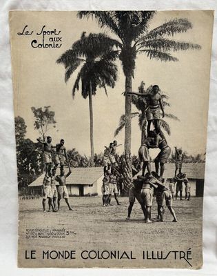 une vieille photo en noir et blanc montrant un groupe d'hommes en train de jouer au baseball
