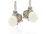 une paire de boucles d'oreilles en perles et diamants