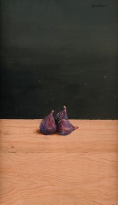 deux figurines posées côte à côte sur une table