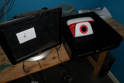 deux caméras posées sur une table à côté d'un ordinateur portable