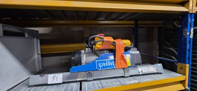 une machine qui est posée sur une étagère dans un entrepôt