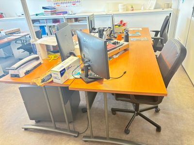 un bureau équipé de deux écrans et d'un clavier