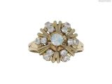 une image représentant une bague en or sertie d'une pierre bleue entourée de diamants