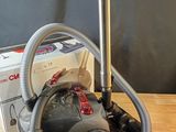 un aspirateur posé sur une table à côté d'une boîte