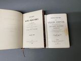 deux livres ouverts posés l'un à côté de l'autre sur une table