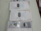 trois boîtes de produits Apple posées sur une table blanche