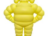 une image représentant un personnage gonflable jaune debout, les mains sur les hanches