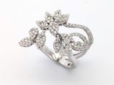 gros plan d'une bague en diamant sur fond blanc