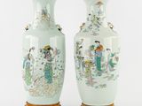 paire de vases chinois avec personnages assis sur une table