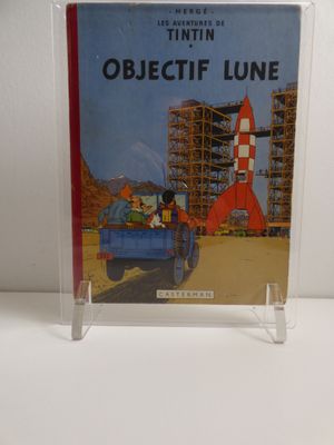 une photo d'un livre posé sur une table