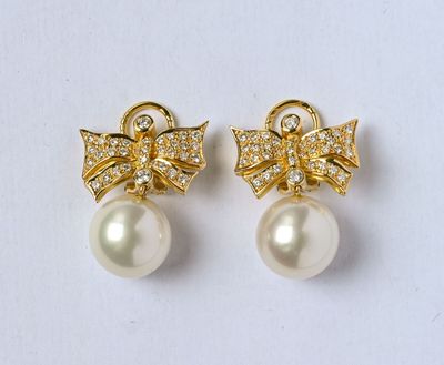 Paire de clips d'oreilles en or jaune 18K (750/oo) à motifs …