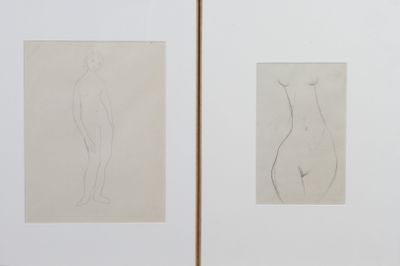 deux dessins encadrés représentant une femme et un homme debout l'un à côté de l'autre