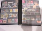 un livre avec des timbres, posé sur une table