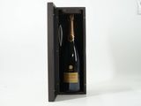 une bouteille de champagne dans un coffret en bois sur fond blanc