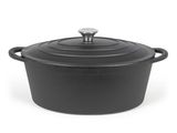 une cocotte noire avec un couvercle, sur fond blanc