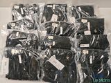 beaucoup de t-shirts noirs emballés dans du plastique