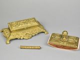 une petite boîte en or et une boîte en or encore plus petite