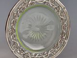 une plaque de verre ornée d'un motif en forme d'étoile rayonnante