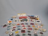 de nombreux types différents de petits trains et de petites voitures sur la table