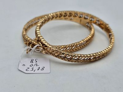 une paire de bracelets en or munis d'une étiquette
