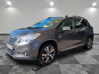 la voiture grise est garée sur un sol en damier dans le garage