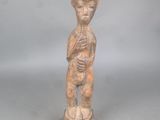 l'image d'une statue d'un homme tenant un bébé dans ses bras