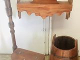 une chaise en bois à côté d'un tonneau en bois sur lequel est posée une horloge
