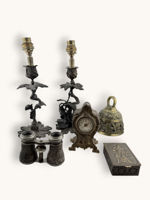 LOT comprenant une petite PENDULETTE en régule, une PAIRE de JUMELLES  - Photo 1