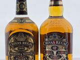 deux bouteilles de Chivas Regal et une bouteille de whisky vide