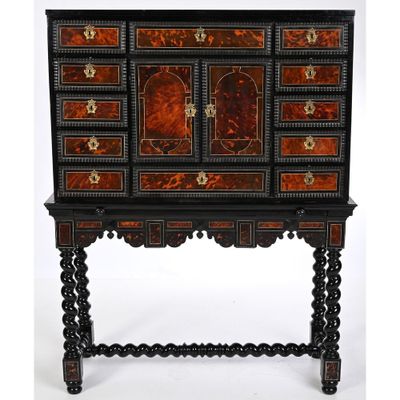 un bureau noir et marron avec des tiroirs et d'autres tiroirs au-dessus