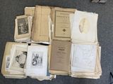 beaucoup de vieux livres qui traînent par terre