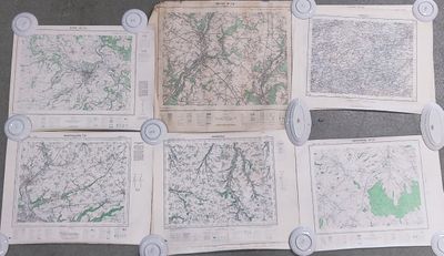 plusieurs cartes de la région sont superposées les unes sur les autres