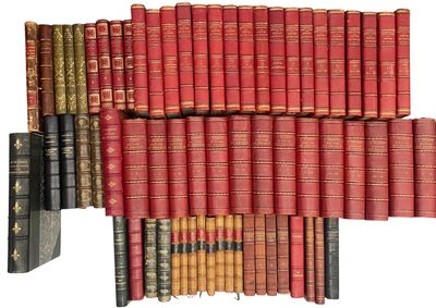 une image représentant une pile de vieux livres empilés les uns sur les autres